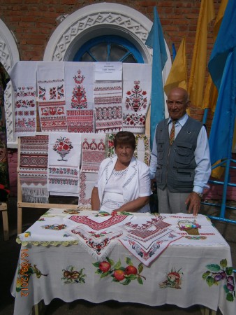 С.І. Мостіпака з своїм чоловіком біля своїх виробів/День міста /